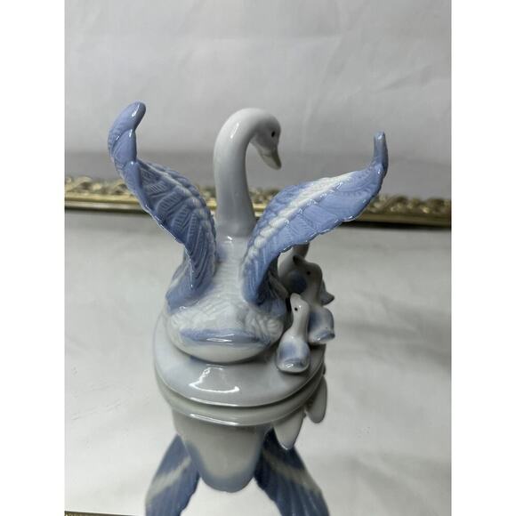 Beautiful Vintage Blue & White Porcelain Swan with Cygnets, 4" Tall - Picture 3 of 7